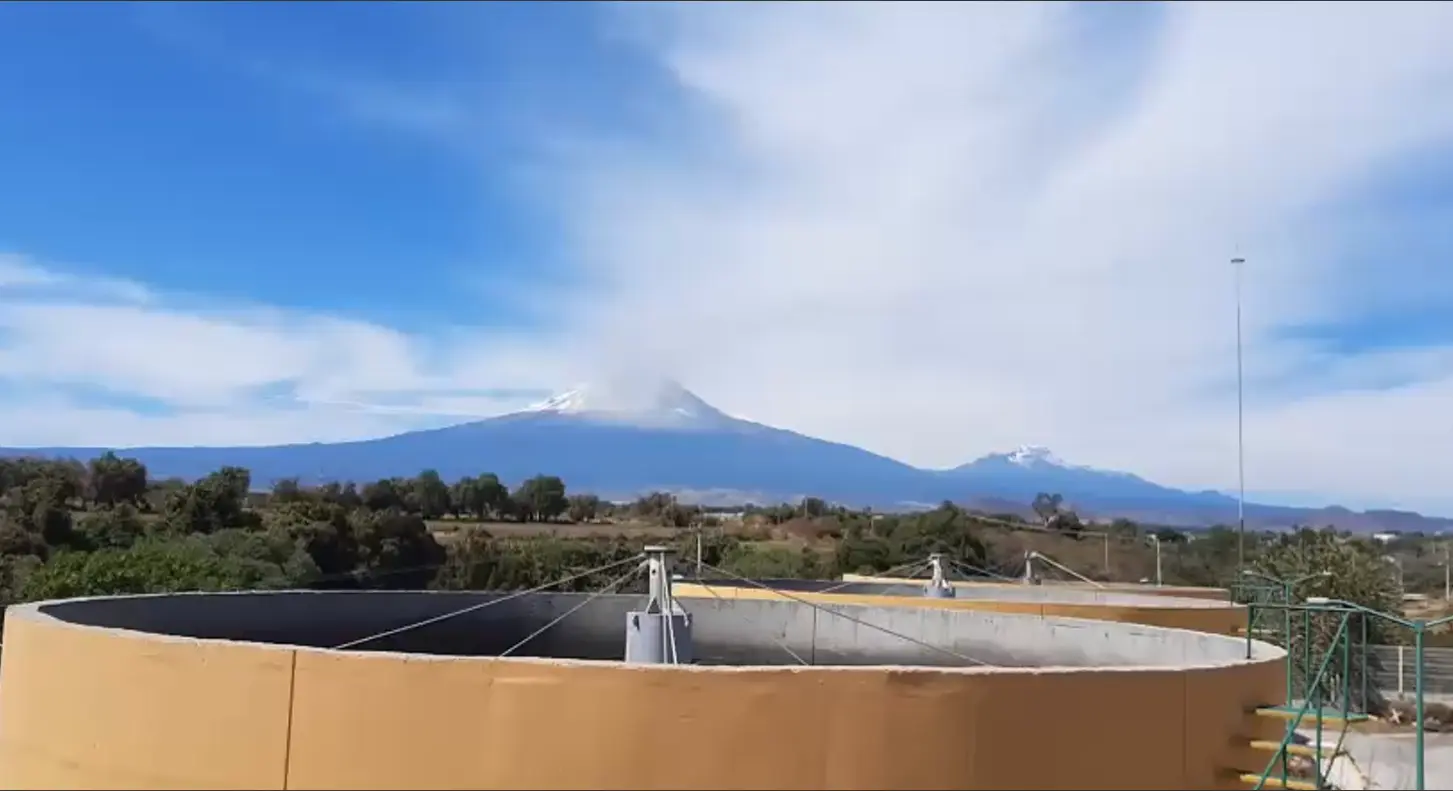 Filtro percolador en planta de tratamiento de aguas residuales con distribuidor rotatorio